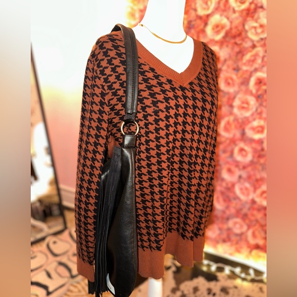 Apt. 9 (Large) Burnt Orange Houndstooth V-Neck Sweater - Picture 2 of 5